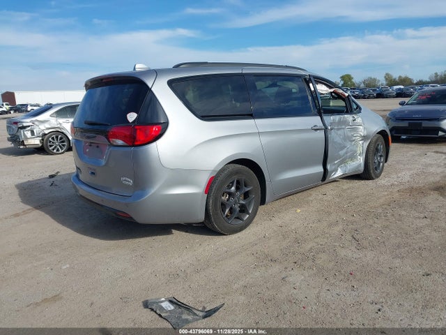 2018 CHRYSLER PACIFICA 2C4RC1EG9JR194657 Photo 3