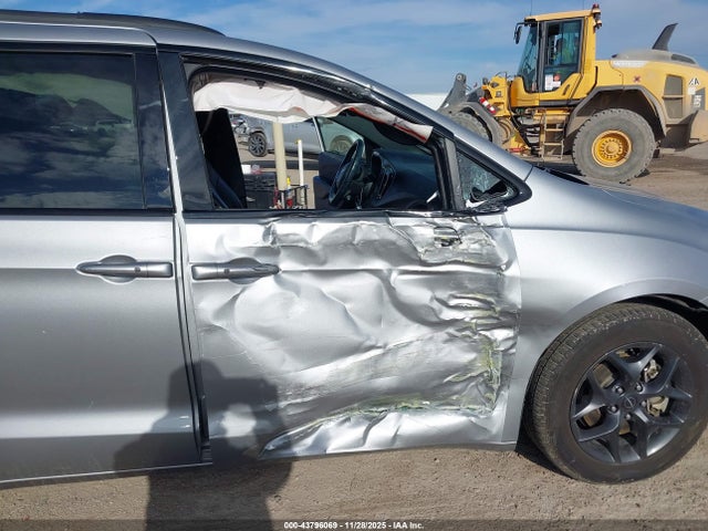 2018 CHRYSLER PACIFICA 2C4RC1EG9JR194657 Photo 5