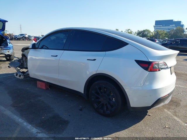 2021 TESLA MODEL Y 5YJYGAEE3MF228235 Photo 2