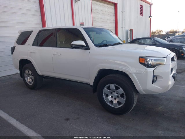 Toyota 4RUNNER SR5 2015 JTEZU5JR8F5107388 Image 1