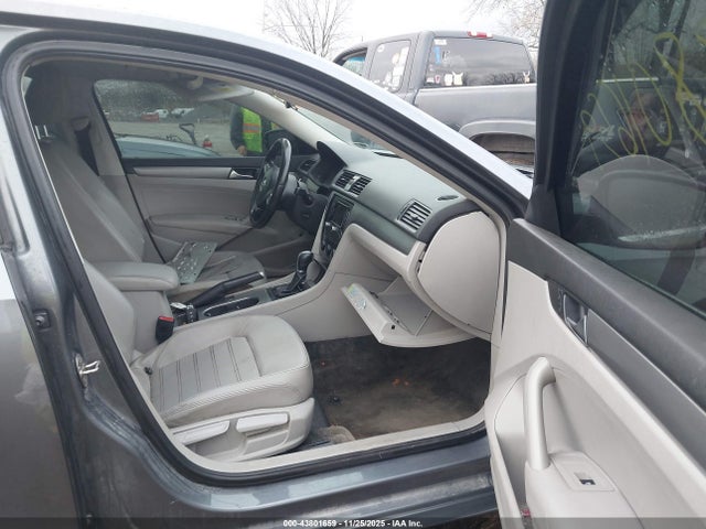 2015 Volkswagen Passat 1.8t Se მანქანა იყიდება აუქციონზე, vin: 1VWBS7A39FC030106, აუქციონის ნომერი: 43801659