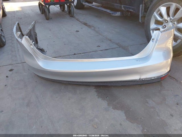 43802945 :رقم المزاد ، 1FADP3F26JL241929 vin ، 2018 Ford Focus Se مزاد بيع