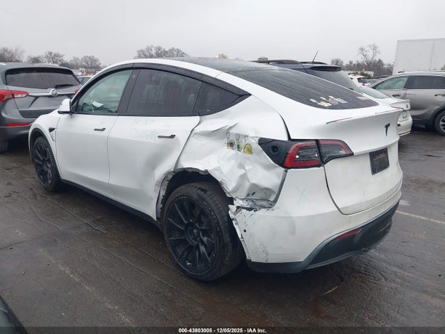 2022 TESLA MODEL Y 7SAYGDEE9NF374614 Photo 2