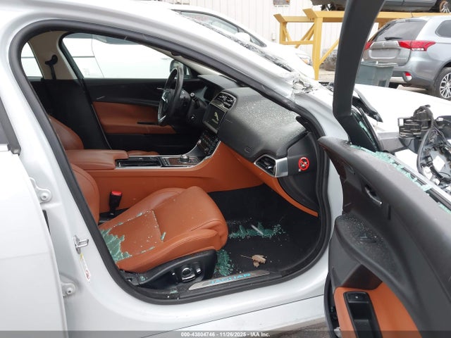 2018 JAGUAR XE SAJAH4EVXJCP17578 Photo 4