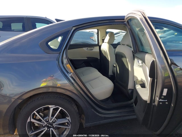 3KPF24AD6NE456810 KIA Forte Lxs