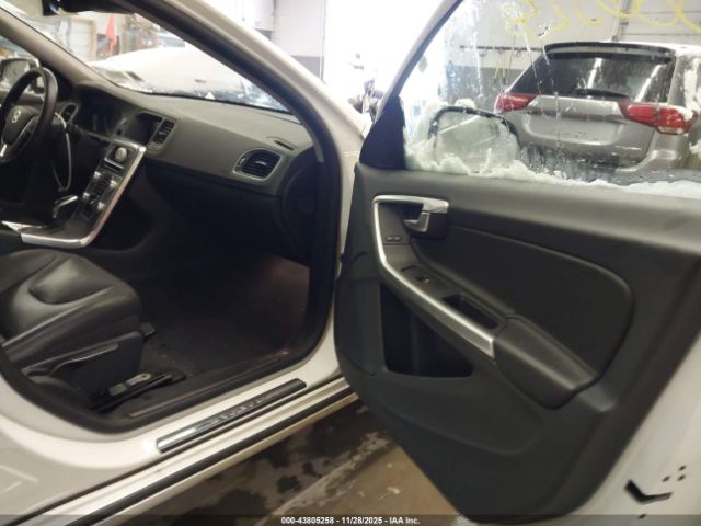2017 VOLVO S60 YV126MFL2H2421454 Photo 4
