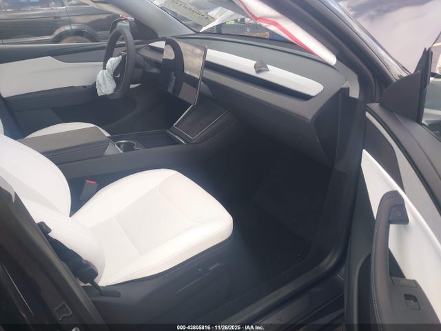 2026 TESLA MODEL Y 7SAYGDEDXTA440704 Photo 4