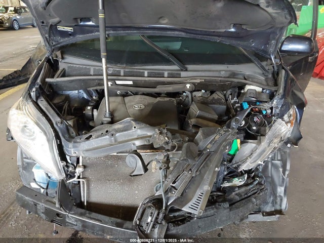 5TDYZ3DC6KS996161 Toyota Sienna Xle 7 Passenger