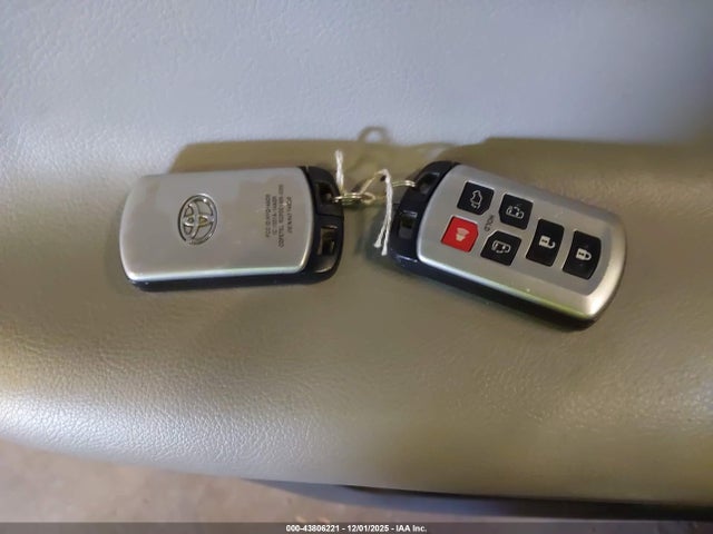 5TDYZ3DC6KS996161 Toyota Sienna Xle 7 Passenger
