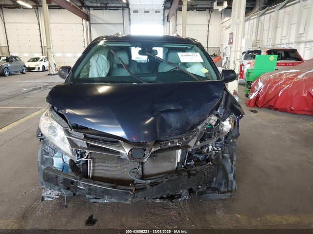 5TDYZ3DC6KS996161 Toyota Sienna Xle 7 Passenger