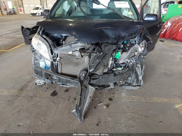5TDYZ3DC6KS996161 Toyota Sienna Xle 7 Passenger
