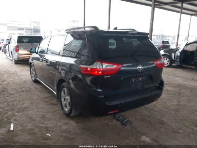 2018 TOYOTA SIENNA 5TDKZ3DC8JS902303 Photo 2