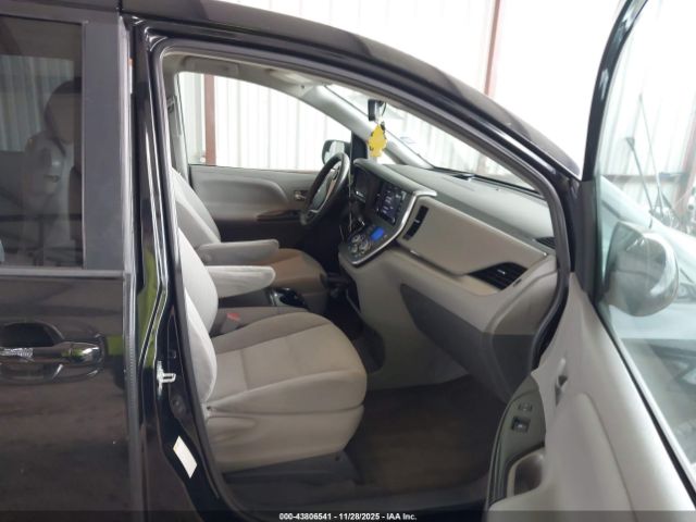 2018 TOYOTA SIENNA 5TDKZ3DC8JS902303 Photo 4