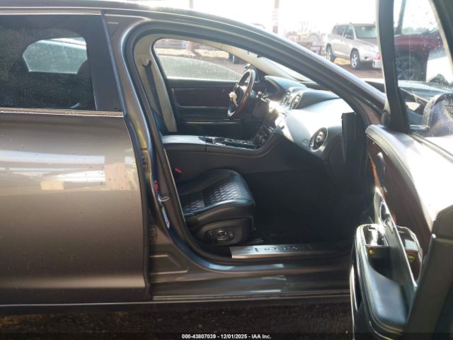 2017 JAGUAR XJ SAJWJ2GD0H8W07980 Photo 4