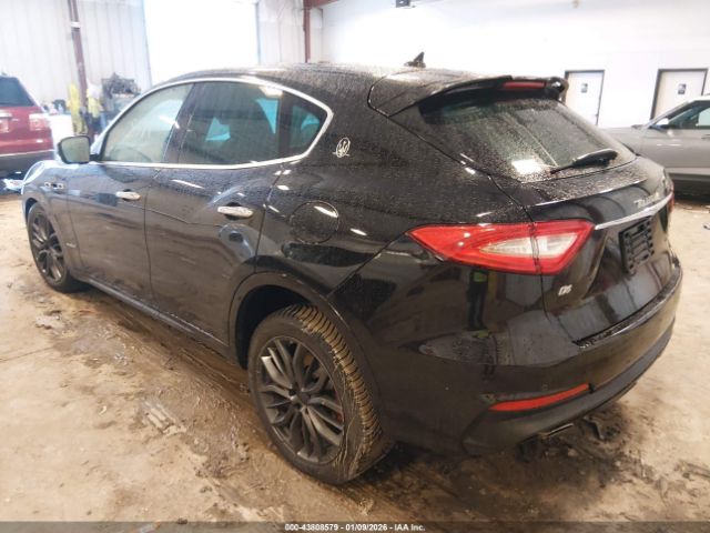 2019 MASERATI LEVANTE ZN661XUS1KX309822 Photo 2