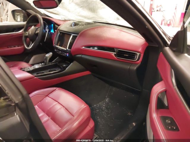 2019 MASERATI LEVANTE ZN661XUS1KX309822 Photo 4