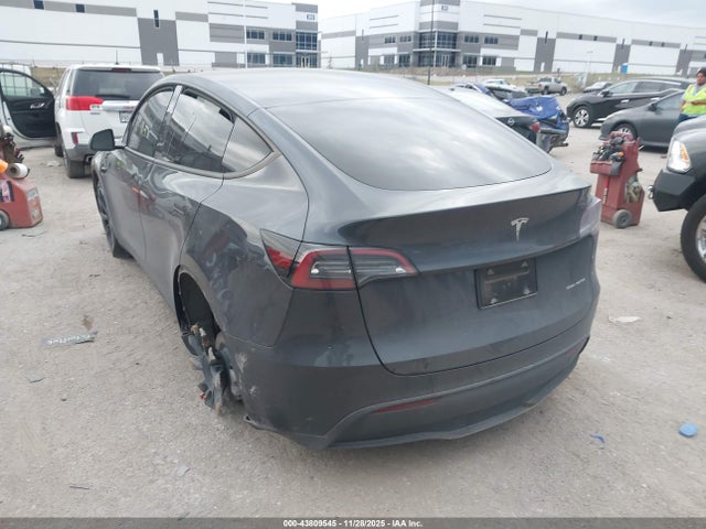 2024 TESLA MODEL Y 7SAYGDEE3RA253757 Photo 2