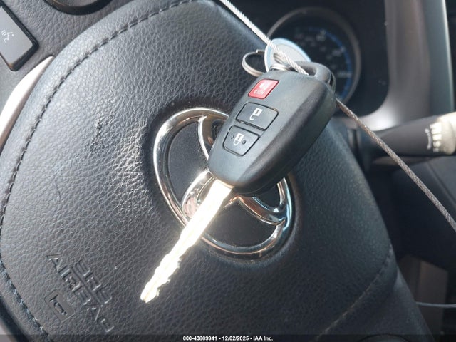 JTMZFREV2JJ748114 Toyota RAV4 LE