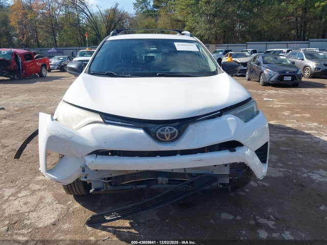 JTMZFREV2JJ748114 Toyota RAV4 LE