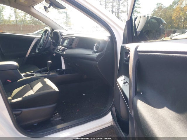JTMZFREV2JJ748114 Toyota RAV4 LE