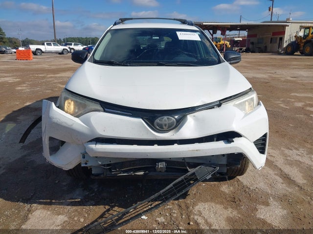 JTMZFREV2JJ748114 Toyota RAV4 LE