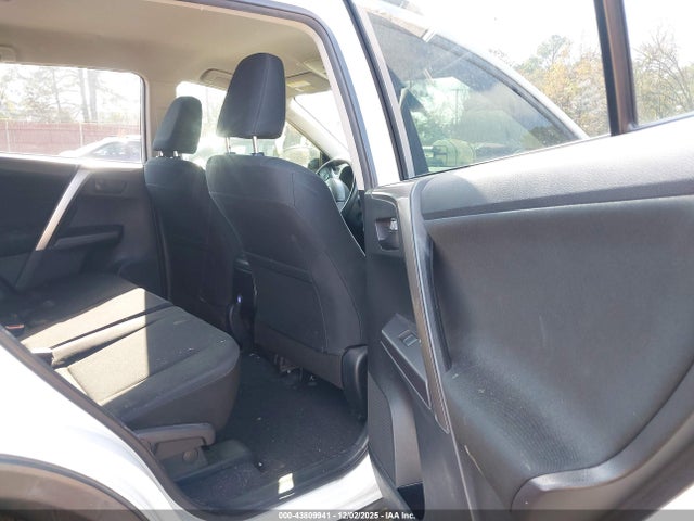 JTMZFREV2JJ748114 Toyota RAV4 LE