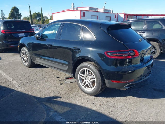 2018 PORSCHE MACAN WP1AA2A51JLB22257 Photo 2