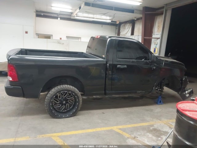 3C6JR6AT6HG631050 RAM 1500 Express 4x2 6&#039;4 Box