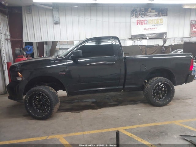 3C6JR6AT6HG631050 RAM 1500 Express 4x2 6&#039;4 Box