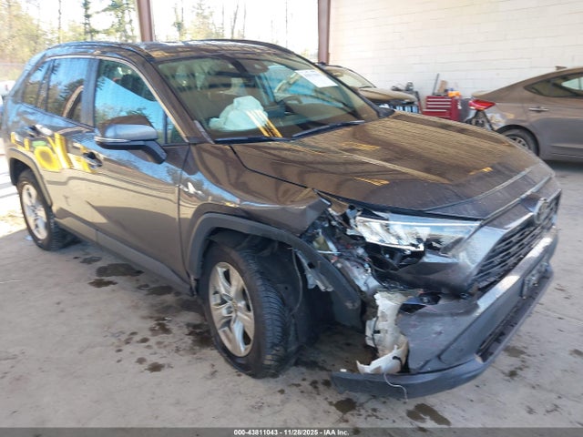 2T3P1RFV0MW216886 Toyota Rav4 Xle