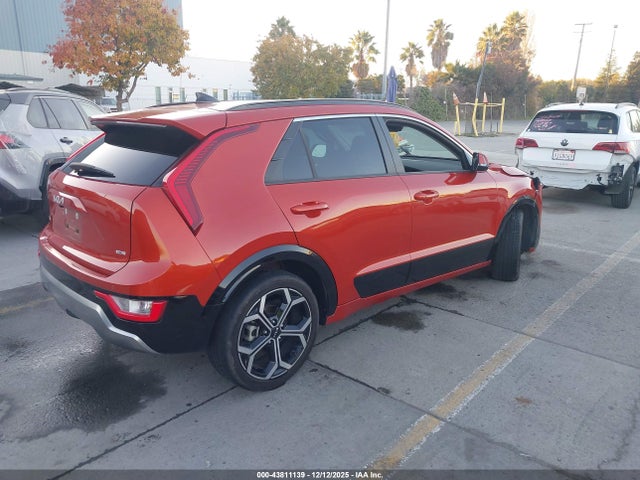 KNDCR3LE6P5066447 KIA Niro Ex Touring