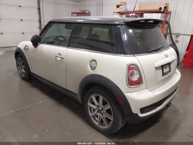2011 MINI COOPER S WMWSV3C55BTY25050 Photo 2