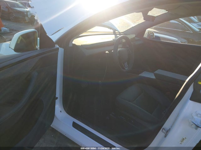 2026 TESLA MODEL Y 7SAYGDED0TA452117 Photo 4