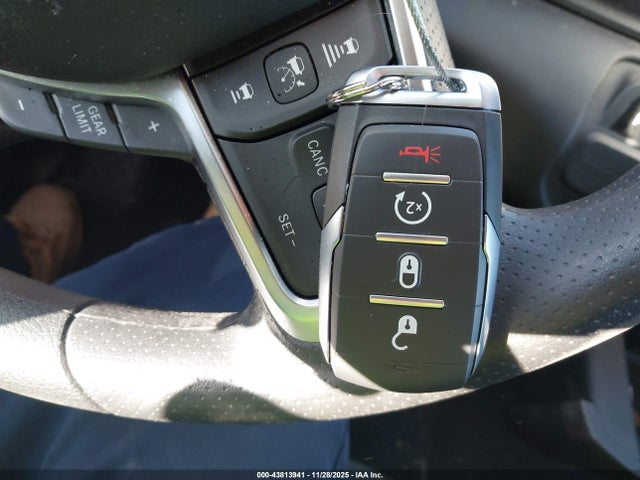 2025 RAM 1500 1C6RRECP7SN721268 Photo 10