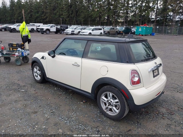 2012 MINI COOPER WMWSU3C54CT260469 Photo 2