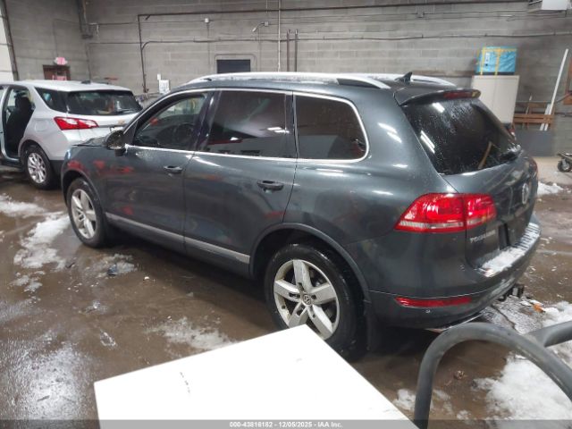2012 VOLKSWAGEN TOUAREG WVGEK9BP2CD009757 Photo 2