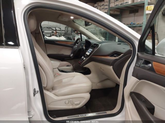 2019 LINCOLN MKC 5LMCJ2D9XKUL01653 Photo 4