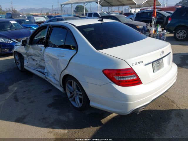 2013 MERCEDES-BENZ C 250 WDDGF4HB8DA806104 Photo 2