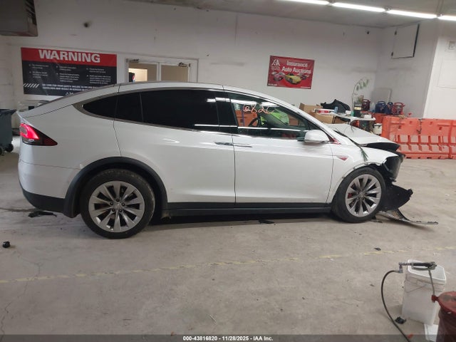 Tesla Model X 75d/p100d/p90d 2016 5YJXCBE49GF001124 Image 13