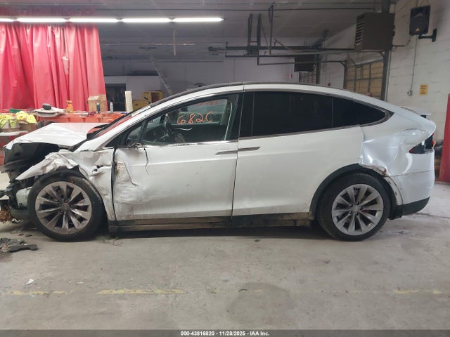 Tesla Model X 75d/p100d/p90d 2016 5YJXCBE49GF001124 Image 14