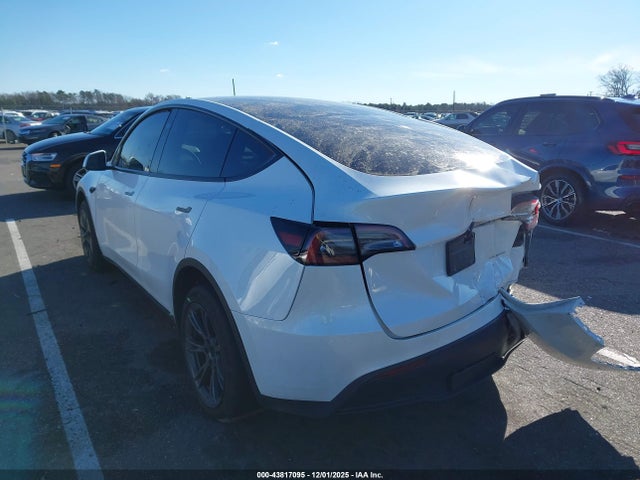 2025 TESLA MODEL Y 7SAYGDEE3SF223490 Photo 2