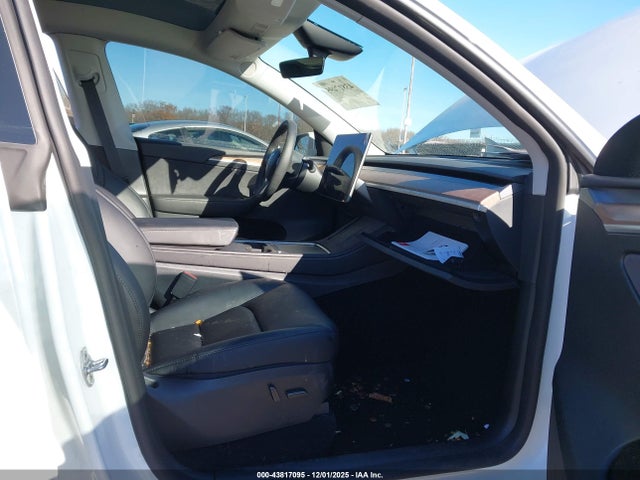 2025 TESLA MODEL Y 7SAYGDEE3SF223490 Photo 4