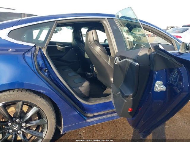 43817624 :رقم المزاد ، 5YJSA1E17HF180281 vin ، 2017 Tesla Model S 60/75 مزاد بيع