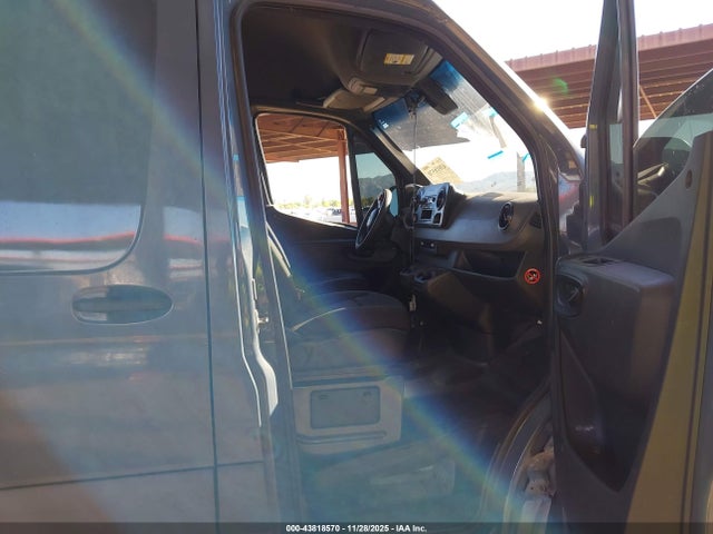 WD4PF1CD4KP133085 Mercedes-Benz Sprinter 2500 High Roof V6