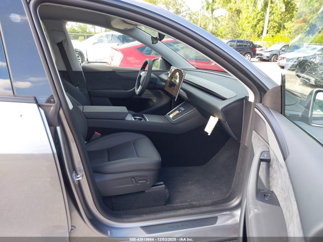 2026 TESLA MODEL Y 7SAYGDEE2TF461462 Photo 4