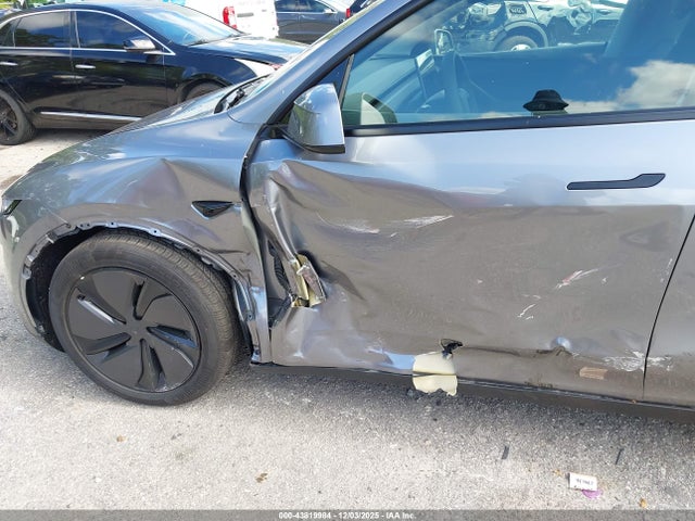 2026 TESLA MODEL Y 7SAYGDEE2TF461462 Photo 5
