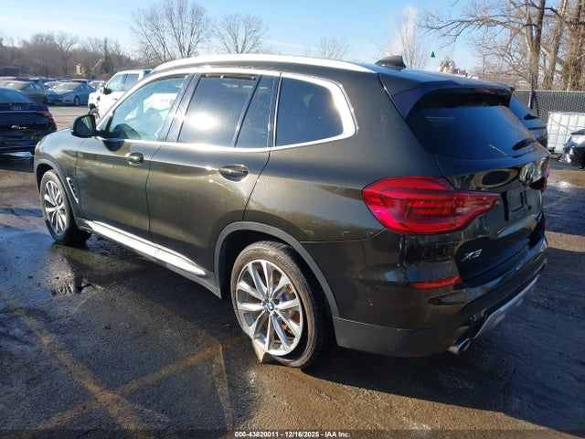 2018 BMW X3 5UXTR9C50JLD69067 Photo 2