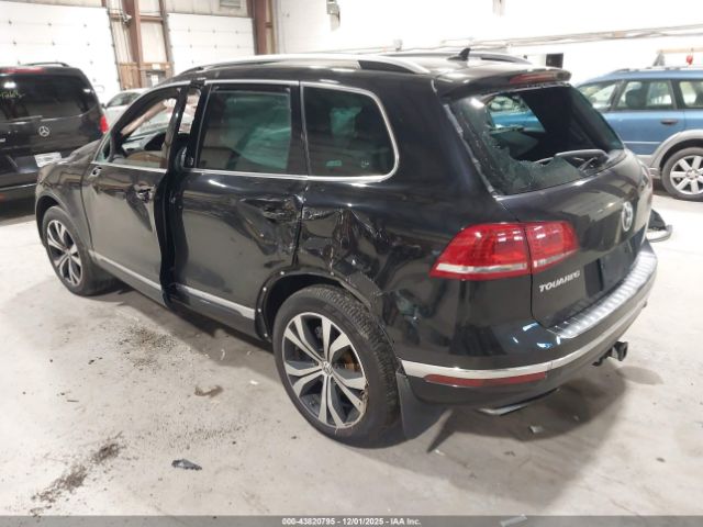 2017 VOLKSWAGEN TOUAREG WVGRF7BP6HD001789 Photo 2