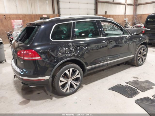 2017 VOLKSWAGEN TOUAREG WVGRF7BP6HD001789 Photo 3