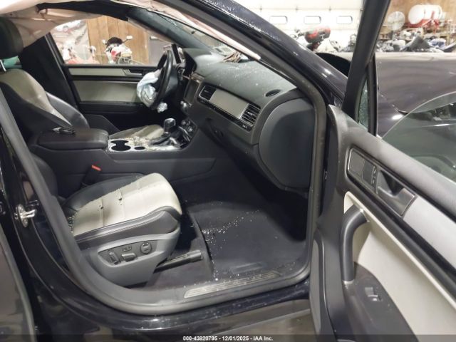 2017 VOLKSWAGEN TOUAREG WVGRF7BP6HD001789 Photo 4